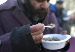 Добровольцы в новогоднюю ночь накормили несколько сотен бездомных на московских вокзалах