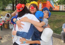 Парад принцесс и сказка от больничных клоунов: как ВерюВЧудовцы отметили День защиты детей