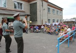 Военнослужащие оркестра саровского соединения Росгвардии встретились с воспитанниками детского дома